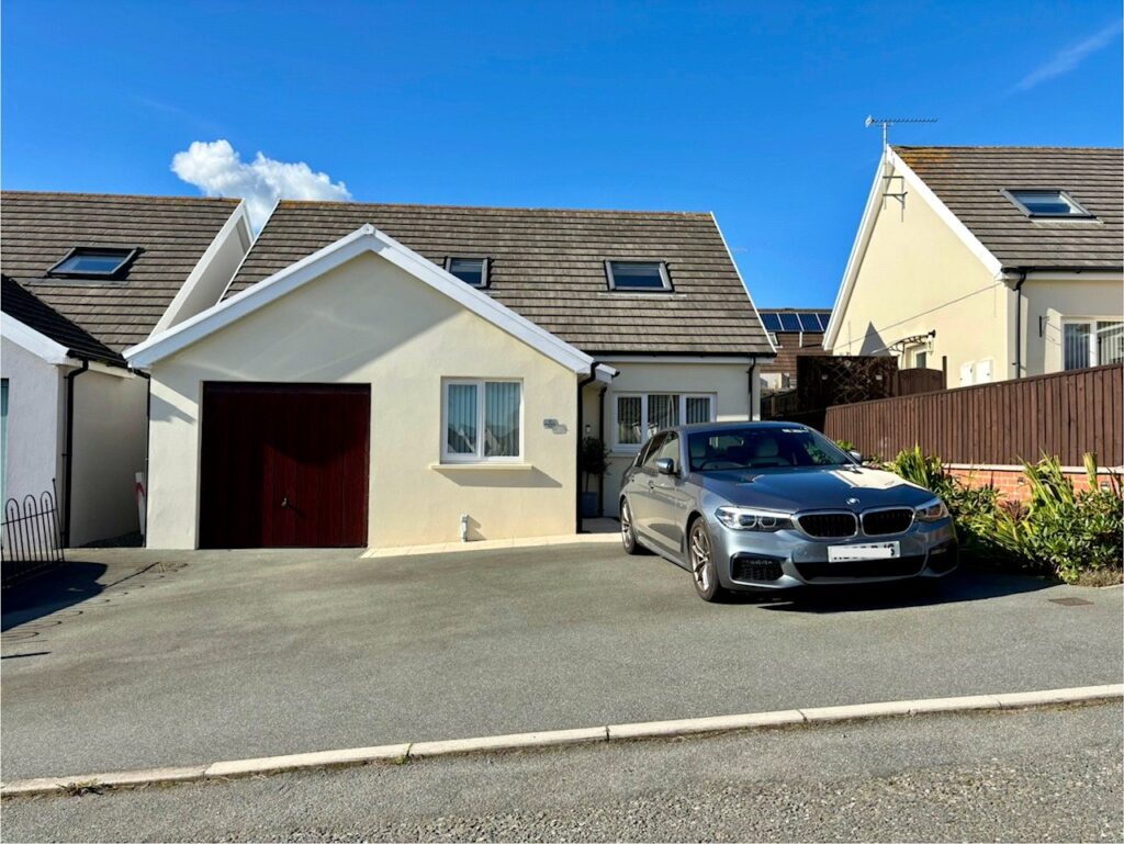 Woodlands View, Milford Haven, Pembrokeshire, SA73 1EY