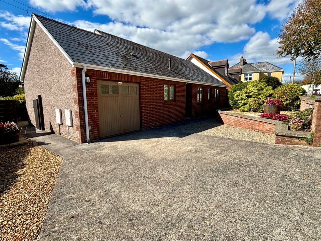 Hayston Avenue, Hakin, Milford Haven, Pembrokeshire, SA73 3EB