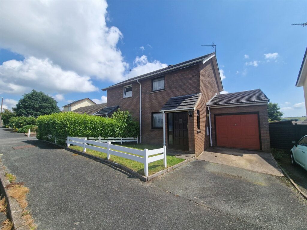 Glenview Avenue, Pembroke Dock, Pembrokeshire, SA72 6EJ