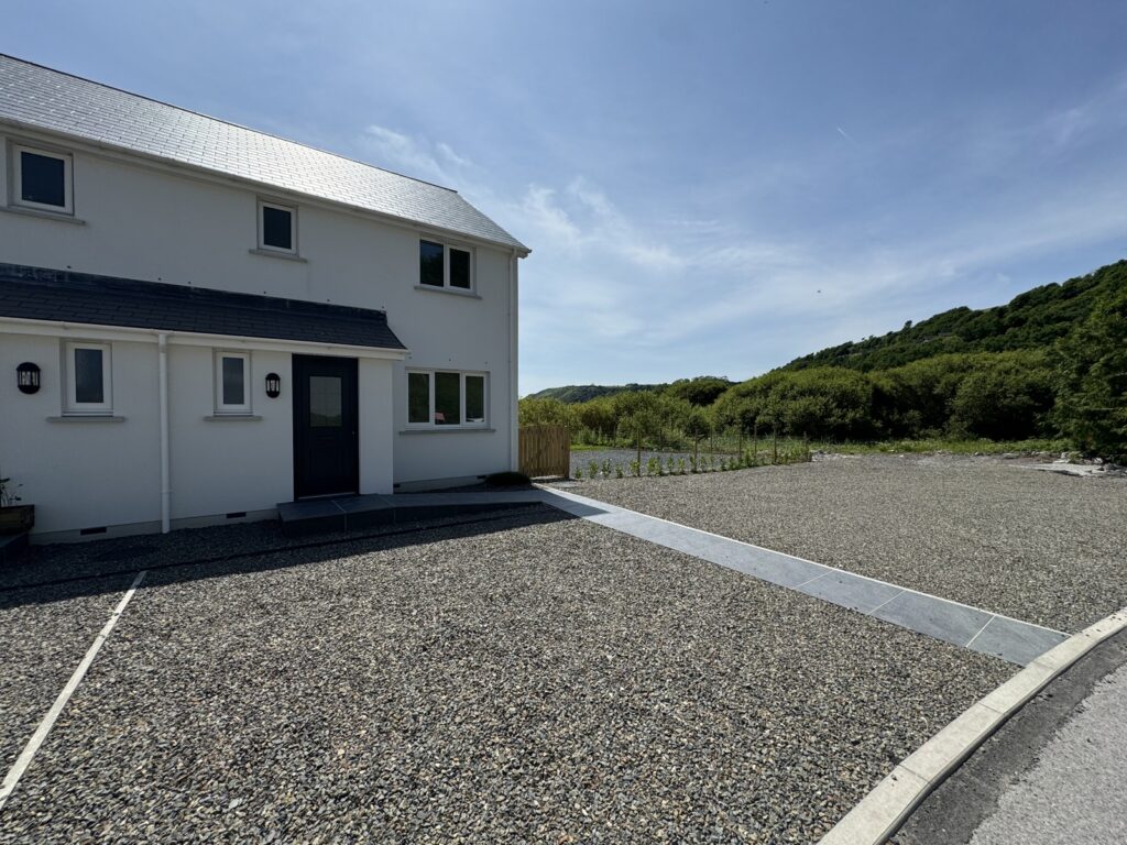 Wood End, Pendine, Carmarthen, SA33 4UG